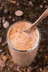 Oatmeal smoothie- This healthy oatmeal smoothie recipe tastes like brownie batter, and is a satisfying and filling breakfast! Thick, creamy and PACKED with fiber and protein! Vegan, Gluten Free, and dairy free. 