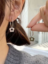 DAZY Flower Decor Drop Earrings | SHEIN