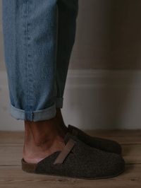 High-quality and delightfully cozy, our Wool Slip-On is the perfect indoor/outdoor shoe for cool weather. With a natural rubber sole, this special footwear will surely bring more ease into your days. We just love them with our Everyday Legging and Ribbed Sock. Our burel wool is sourced from the Serra da Estrela region