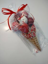 Surprise someone with a waffle cone full of fresh and moist cake pops. These are made to order which ensures they are freshly made. The cone is dipped in chocolate  and covered with sprinkles. The cake pops are decorated for the holiday. Your choice of boy or girl bear. We bake all our cakes from scratch, we do not use boxed cake. None of our cakes have frosting included to mold them so we avoid the excess of sweetness. These cakes are made to order every time so they are always fresh and can be used for a variety of occasions.  All cake pops/popsicles last 2 weeks/3 weeks if refrigerated.  2bakinmommas is not responsible for melted chocolate.