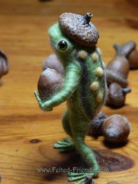 Bonsoir mes amis, sjuust remembèrrr, thees açorn ees mine! Needle felted frog by Bianca of Felted Friends