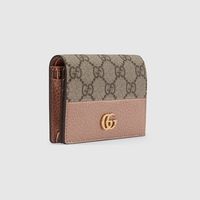 Voir les Portefeuille porte-cartes bicolore GG Marmont Gucci. Issu des archives des années 70, le Double G ne cesse de caractériser la gamme GG Marmont. Ici, ce portefeuille porte-cartes est confectionné en toile GG Supreme beige et ébène avec des détails en cuir rose foncé.