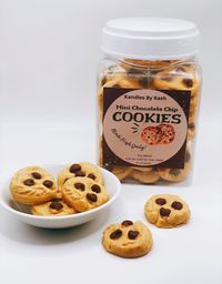 WWW.KANDLESBYKASH.COM Our Mini Chocolate Chip Cookie wax melts/embeds have a wonderful aroma of freshly baked cookies with base notes of semi-sweet chocolate and vanilla. These wax melts look exactly like chocolate chip cookies! They are scented in a special custom blend chocolate chip cookie fragrance. PLEASE DO NOT EAT!  Each wax melt fills your space with heart-warming, invigorating and unique scents. These simple, easy-to-use scented wax melts allow you to add a delightful aroma of candle sc