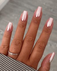 Rose gold is the ultimate chameleon. It doesn’t matter if you’re fair-skinned, olive-toned, or blessed with a deep complexion, this shade works its magic on everyone! Trust me, once you go rose gold, there’s no turning back. #rosegold #rosegoldnails