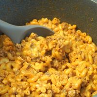 If you are on a budget, this Velveeta Burger Mac and Cheese is perfect for quick meals and packed lunches. It is easy to make and uses only the simplest ingredients.