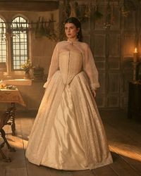 "My Lady Jane" è la serie descritta da molti come “Bridgerton del Periodo Tudor” che colpisce non solo per i suoi dialoghi irriverenti ma anche per gli abiti, che indirizzano lo spettatore a sentimenti e azioni specifiche dei protagonisti, grazie a colori e dettagli scelti con criterio. Ne abbiamo parlato con la costumista Stephanie Collie che ci ha raccontato e spiegato tutti i significati e i segreti dietro ai vestiti (e alle perle!) della serie. Scopri di più al link in bio.