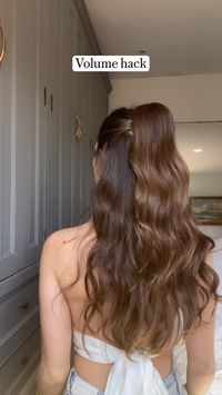 Perfect beachy waves volume hack, super cute summer style inspo to boost a classic half up style. Add volume to flat or fine hair with this simple quick hair hack.