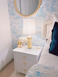 #apartamentopequeno #dormdecor #collegestudent #collegefashion #apartmentdecor #grandmillennial #coastaldecor #coastalstyle #coastalgranddaughter #coastalgrandmother #preppyaesthetic #preppyroom #blueandwhitedecor blue and white room, grand millennial style, preppy, college dorm, college apartment, blue, white and gold room