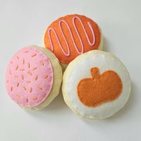 This set includes 3 coordinating sugat cookies in a fun Halloween color scheme.  White frosting with a pumpkin, punk frosting with orange sprinkles, and orange frosting with a pink piping stripe. I use quality felted wool rather than traditional felt to help prolong pilling, though it will eventually happen with active play.  cookiesmeasure about 3.25" in diameter. Note: colors may vary. This is due to computer monitors displaying colors differently. I cannot guarantee that the color you see accurately portrays the true color of the product.