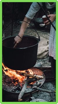 Horno Holandés de hierro fundido marca Lodge.  Ideal para cocinar en campamentos, viene con un precurado de aceite natural, lo que permite que no se corroa con el tiempo.  Lodge fabrica estos hornos hace más de 100 años.  #hornoholandés #cacerolafundicion #dutchoven #outdoor #hierrofundido #diecastpot