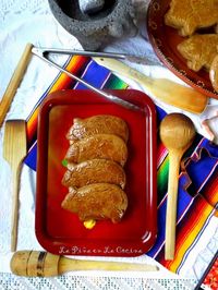 Memories of my trips to la panaderia(bakery) instantly flood my mind when I think of these tasty marranitos. Also called puerquitos and even cochinitos by some. These piloncillo(Mexican cane sugar) and spice cookies are one