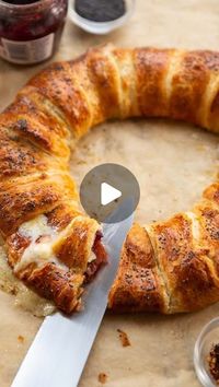 55K likes, 247 comments - dontgobaconmyheart_ on November 20, 2024: "One of my favourite things to make around this time of year! Hope you love it 😄 Chris x

BRIE BACON CRANBERRY WREATH | Serves 4-6

INGREDIENTS

6 slices of Streaky Bacon
1x 350g/12.3oz pack of Croissant Dough (keep chilled until needed)
90g / 3oz Cranberry Sauce
125g / 4oz Brie, sliced into wedges*
1 Egg, beaten for egg wash
➡️OPTIONAL:
few pinches of Chilli Flakes
few pinches of Poppy Seeds

METHOD

1️⃣Cook the bacon using yo