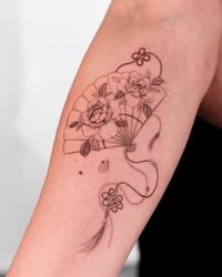 I love this one 💕 . . . #melbournetattoo #tattoo #fantattoo #peonytattoo #smalltattoo #finelinetattoo #norigaetattoo #paristattoo… | Instagram