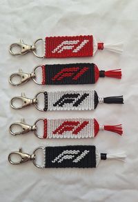 llaveros de macramé inspirado en el logotipo de Formula 1   #llaveros #macrame #keychain #f1 #formula1 #carreras #logo #formulauno #formulanegocioonline #etsy #etsyseller #keys