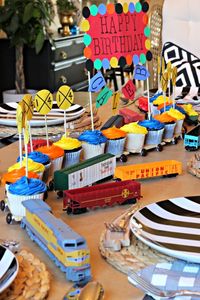 Dimples and Tangles: TRAIN BIRTHDAY PARTY, train cupcake cake