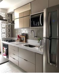 Armário de Cozinha com Móvel superior com portas espelhadas e piso branco | Revista Viva Decora. 204256 - Viva Decora