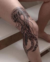 Pelagia noctiluca jellyfish made for Keeley. Wraps around the back of the knee and down the calf. We split this piece into two sessions -… | Instagram