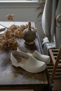 Earthy tones meet comfort with our soft sand nubuck closed-back clogs 🌾🍂 Slip into serenity and take on the cozy vibes of fall, one step at a time. #EarthyTones #ClogComfort #handmade