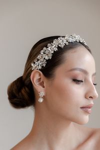 Tocados llenos de elegancia para destacar tu look de novia peinetas de novia tiaras de novia horquillas de novia guías flexibles tocados de perlas y cristal tocados personalizados tocados de novia bridal tiara