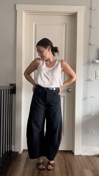 Emotional support belt ✅ I actually low key love this look! I think the barrel jeans add a fun contrast and the belt really finished off the look! Okay fellow millennials, are you ready to lighten your grip on the front tuck and try a full tuck?! 😂😂 #fronttuck #tuckedin #fashionstyle #outfitinspiration #outfitoftheday #thriftedfashion #momstyle #momoutfit #millenials #30something