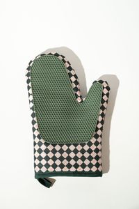 Elevate your kitchen with our Premium Checkered Oven Mitt. This stylish green and white checkered mitt combines high-quality food-grade silicone padding with a chic design for superior heat resistance and a secure grip. Perfect for handling hot surfaces with confidence, this oven mitt adds a touch of sophistication to any kitchen. Upgrade your essentials with this blend of safety, style, and practicality. Shop now to enhance your culinary experience!