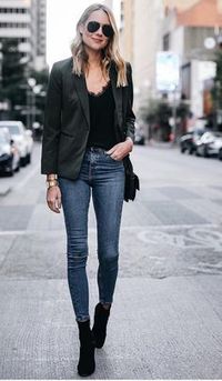 Tous les conseils et idées de avec un blazer et comment le porter avec style ! Tous les conseils & idées de tenues sont dans cet article ! #tenuefemme40ans #blogmodefemme40ans #tenuestylée #élégante #blazer #blazernoir #jean #boots #caraconoir