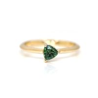 Une bague de fiançailles ou de main droite simple et minimaliste ornée d'un magnifique saphir vert de taille trillion. Une élégante bague solitaire qui s'agencera à de nombreux modèles d'alliances.     Description :  - Pierre précieuse centrale  : 0,52 ct / 4,9 x 4,9 mm - Saphir naturel chauffé de Madagascar - Épaisseur de l'anneau : 1,90 mm - Métal : Or jaune 14 carats Nous sélectionnons uniquement les gemmes de la plus haute qualité, sans inclusions visibles et de brillance exceptionnelle.