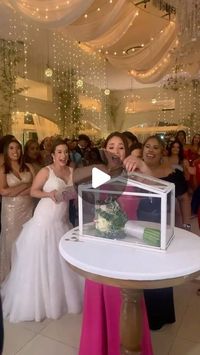 THE WEDDING BLISS on Instagram: "Instead of a traditional bouquet toss, try this!💐🤍 🎥: @jeanroldaneventos"