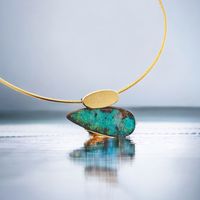 Auf der Suche nach einem einzigartigen und außergewöhnlichen Geschenk? Dieser strahlende Boulder Opal Anhänger aus 750er Gelbgold und 925er Silber ist die perfekte Wahl. Der handgefertigte Anhänger besticht durch sein minimalistisches Design und die Ausgefallenheit des seltenen Boulder Opals. Jeder Anhänger ist ein wahres Unikat, da die Maserung jedes Opals einzigartig ist. Durch seine außergewöhnliche Schönheit wird dieser Anhänger garantiert zum Blickfang und zieht bewundernde Blicke auf sich.