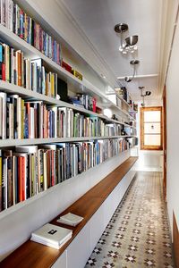 Biblioteca dos arquitetos Ana e Eugeni, do escritório Bach Arquitectes, do apartamento localizado em um edifício centenário no bairro de Ensanche, Barcelona.