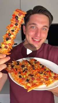 Sefa Okyay Kılıç on Instagram: "Makarna pizza🍕🍝

Malzemeler:
Penne makarna
Salça
Tuz
Karabiber 
Su
Üzeri için; 
Kaşar
Sucuk 
Biber
Zeytin

Hazırlanışı;
Makarnayı fazla haşlamadan pişirelim.
Soğuyan makarnaları tam ortasından şiş çubuklara dizelim.
Üzerine sulandırılmış salça sosu sürelim.
İnce rendeden geçirdiğimiz kaşar peyniri ortasına dizelim ki eriyip kenarları yanmasın.
Üzerine de malzemeleri dilediğiniz gibi dizebilirsiniz.
180 derece fırında 10-12 dk da hazır.
Afiyet olsun."