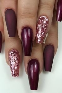 When it comes to burgundy chrome nails, there are so many design possibilities to choose from. Whether you prefer simple, elegant nails or something more detailed and artistic, the options are endless. Burgundy chrome gives off a high-shine, almost mirror-like effect that’s perfect for showcasing your nail art.  Some popular designs include adding intricate details like metallic stripes, tiny rhinestones, or subtle glitter accents. You can also try geometric patterns or mix in other colors like