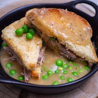 Le sandwich du jour est un parfait exemple du métissage de la cuisine canadienne, et plus particulièrement québécoise. Emblématique de la cuisine de la région, le sandwich est composé de pain de mie, garni de poulet, de gravy et de petits pois. Ce trio d’ingrédients, le gravy britannique, les petits pois et le poulet est… L’article Hot chicken sandwich – Recette du Canada est apparu en premier sur DUMPLINGS & MORE.