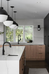 Light stone and dark accents bring drama to this kitchen design by @interiorsbypopov. Our Globe LED pendant lights contrast with the straight lines of the kitchen and bring softer elements to the space. See Globe at the link below.

#ProgressLighting #InteriorDesign #KitchenDesigns #KitchenTrends #PendantLighting #ModernKitchen