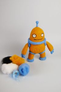 Sara has chosen to work with our carded Bergschaf wool and by using the needle felt technique has created a trio of smalll robots. Ready to assist those who ask for their help! Paco n.5, Sasha e Plyro-21.