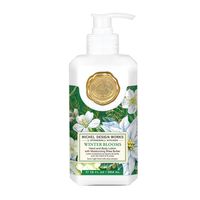 Bright blooms and lush greenery set a lively winter scene that is brimming with festive cheer. Boasting notes of magnolia, citrus, evergreen and spice, this luxurious shea butter lotion is made with aloe and other botanical ingredients to moisturize and soften your skin.