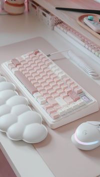 🍰 cidoo stellar✨🍓 if you know me you know I absolutely love two toned keyboards so I’m so happy to have been sent this beauty by @cidoo I decided to pair it with my @qtuo strawberry shortcake bunny keycaps and it’s a chefs kiss combination! some of its features include: - 75% layout - type c, bluetooth, 2.4GHZ wireless and wired connection - 1.41 inch tft screen discount codes in bio ♡ cozy friends tagged ♡ @giggiland ૮ • ﻌ - ა desk setup • desk inspiration • desk goals • gaming setup • co...