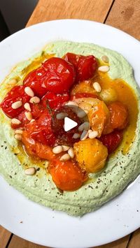 Camille on Instagram: "Les apéros de l’été - Épisode 2 - Labneh au basilic & tomates cerises rôties au romarin

Ingrédients : 
- 450g de yaourt grec
- 1/2 càc de sel
- 30g de basilic frais
- Tomates cerises
- Gousses d’ail
- Romarin frais
- Pignons de pin

Étapes : 
1. Dans un mixer, ajoutez le yaourt grec, le basilic et le sel et mixez jusqu’à avoir une consistance liquide.
2. Versez le mélange dans une passoire recouverte d’un torchon propre et mise au dessus d’un saladier. Laissez égoutter le yaourt grec au frigo pendant 12h.
3. Dans un plat allant au four, ajoutez des tomates cerises, du romarin, des gousses d’ail, du sel, du poivre et un filet d’huile d’olive. Mélangez et enfournez pour 30 min à 180°C
4. Dressez le labneh dans une assiette avec les tomates cerises, quelques pignons de