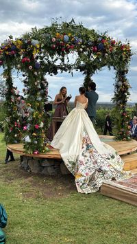 vestido de casamento pintado a mão com flores #dress #weddingdress #vestido #casamento