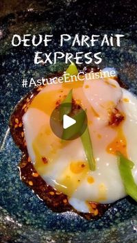 CookAndRoll.eu - Food blog on Instagram: "Petite #AstuceEnCuisine chopée sur les réseaux pour cuire un oeuf 'parfait' en une dizaine de minutes et sans thermoplongeur!

La recette? Couvrir un oeuf tempéré d'eau bouillante dans un grand bol, poser un film alimentaire et patienter 11 minutes... C'est prêt !

Blanc pris et jaune coulant, parfait pour couper une fringale, avec chili oil et jeunes oignons!

#oeufparfait #egg63 #recette #recipe"