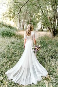 Golden Summer Bridal Photos, Photo by Beautifully Dunn Photography, Gown by Elizabeth Cooper, Bouquet by The Pear Blossom, Model Baylee Demars #utahvalleybride #utahwedding #summerwedding #bridalphotos #modestweddingdress #weddingphotography #weddingtrain #elizabethcooper