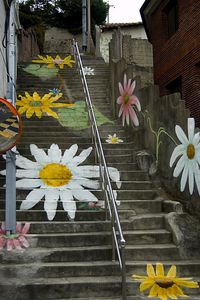 Des fleurs sous vos pieds ! / Escalier peint. / Painted stairs.