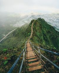 Earth — The Haiku Stairs in Oahu, Hawaii @ Hawaii Travel Destinations | Hawaii Honeymoon | Backpack Hawaii | Backpacking Hawaii | Hawaii Vacation | Hawaii Photography #travel #honeymoon #vacation #backpacking #budgettravel #bucketlist #wanderlust #Hawaii #USA #America #UnitedStates #visitHawaii #TravelHawaii #HawaiiTravel #HawaiiHoneymoon