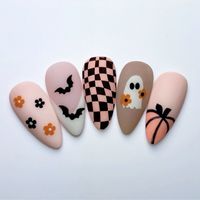 These nails are super fun and perfect for October 🎃🩷