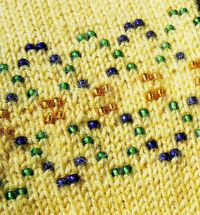 How to knit with beads - free tutorial  http://fluffyknitterdeb.blogspot.com/2005/08/by-special-request-beading-made-easy.html#