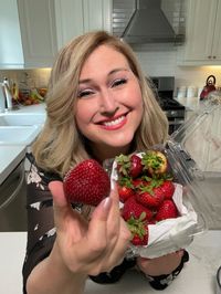 Strawberry Hack 🍓 | How many times have your berries gone bad the day after you bring them home? If you’re like me you eat them right away but if you want them to last... | By Jennifer Valentyne - Facebook