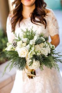 Another winter floral arrangement could be elegant for your big day. In my opinion, that completes a winter-themed wedding. Pin it to your winter bouquet ideas.