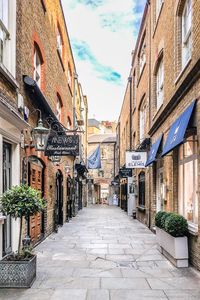 Lancashire Court in London’s Mayfair is a beautiful little alley lined with shops.  #mayfair #london #shops