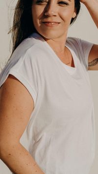 #carlyjean #losangeles #whitetop #summertops #summeroutfits #momoutfits #easyoutfits #comfyoutfits #fashion #style