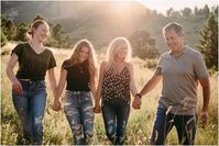 Posing ideas for family photos with teens || Colorado Family Photographer || Tsuda Photography